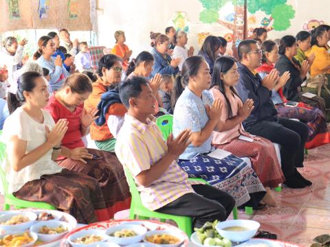 ทำบุญตักบาตรถวายเพลพระ ส่งท้ายปีเก่าต้อนรับปีใหม่