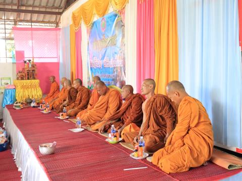 ทำบุญตักบาตรถวายเพลพระ ส่งท้ายปีเก่าต้อนรับปีใหม่