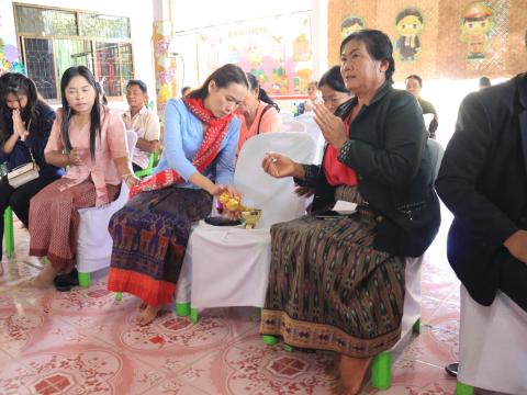 ทำบุญตักบาตรถวายเพลพระ ส่งท้ายปีเก่าต้อนรับปีใหม่