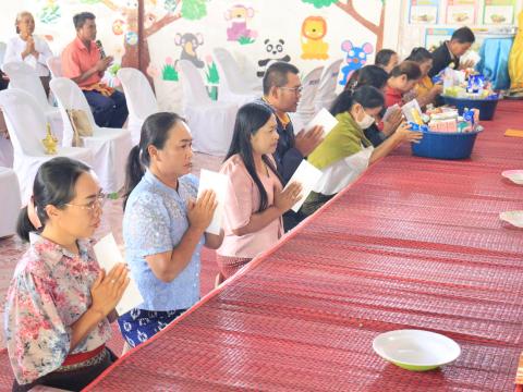 ทำบุญตักบาตรถวายเพลพระ ส่งท้ายปีเก่าต้อนรับปีใหม่