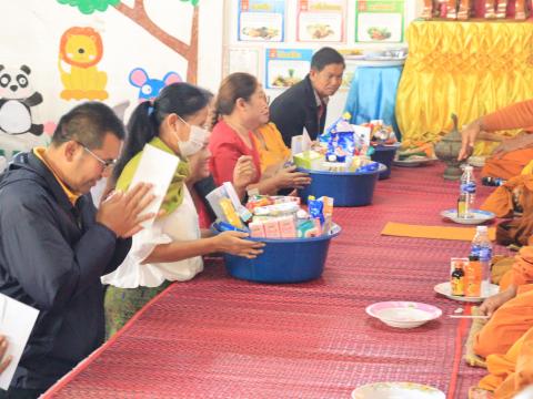 ทำบุญตักบาตรถวายเพลพระ ส่งท้ายปีเก่าต้อนรับปีใหม่