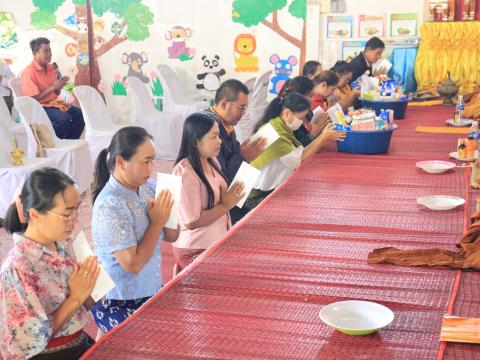 ทำบุญตักบาตรถวายเพลพระ ส่งท้ายปีเก่าต้อนรับปีใหม่