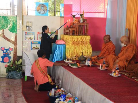 ทำบุญตักบาตรถวายเพลพระ ส่งท้ายปีเก่าต้อนรับปีใหม่
