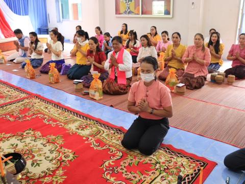 ทำบุญถวายภัตตาหารเพลแด่พระภิกษุสงฆ์ เนื่องในวันขึ้นปีใหม่ 2568