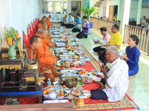 ทำบุญถวายเพลแด่พระสงฆ์