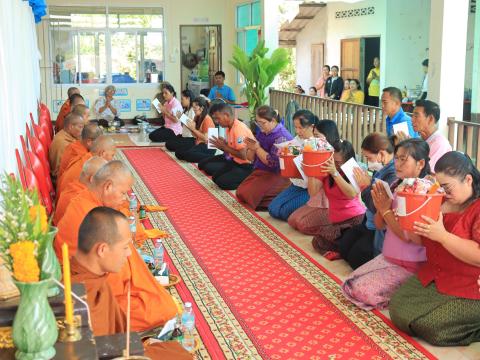 ทำบุญถวายเพลแด่พระสงฆ์
