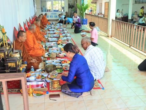 ทำบุญถวายเพลแด่พระสงฆ์