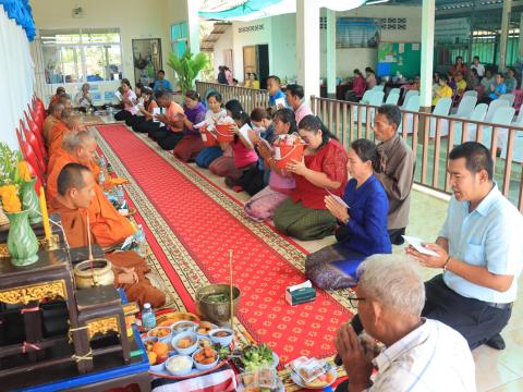 ทำบุญถวายเพลแด่พระสงฆ์