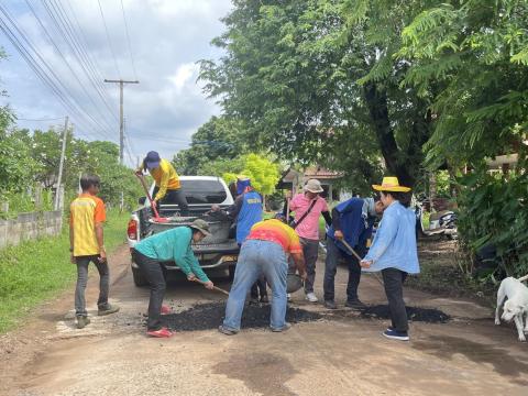 ซ่อมแซมถนนชำรุด
