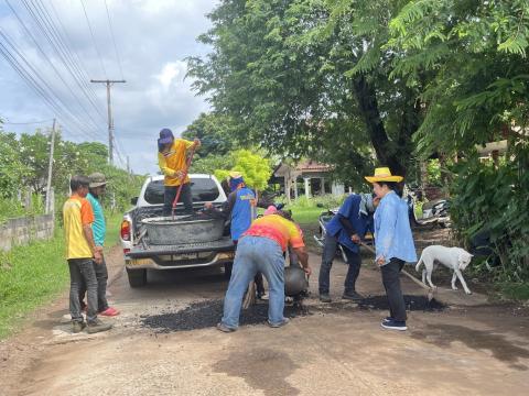 ซ่อมแซมถนนชำรุด