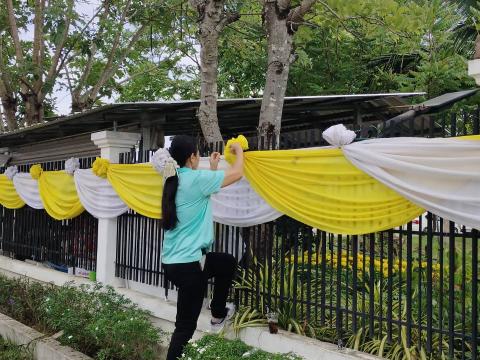 ทำความสะอาด แลผูกผ้าตกแต่งรั้ว