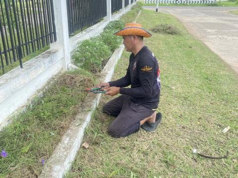 ทำความสะอาด แลผูกผ้าตกแต่งรั้ว