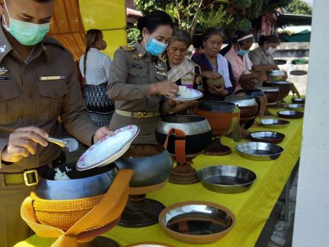 ทำบุญตักบาตรเนื่องในวันตำรวจ