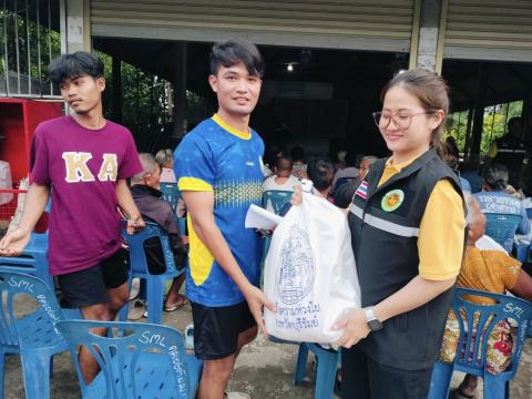 มอบถุงยังชีพให้กับประชาชนผู้ประสบภัยจากการสู้รับ ไทย-กัมพูชา ในพื้นที่ตำบลถาวร