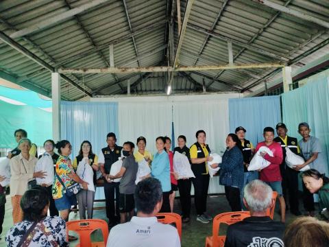 มอบถุงยังชีพให้กับประชาชนผู้ประสบภัยจากการสู้รับ ไทย-กัมพูชา ในพื้นที่ตำบลถาวร