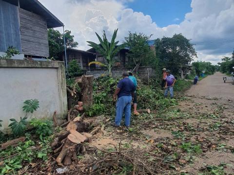 ลงพื้นที่สำรวจตัดแต่งกิ่งไม้ที่กีดขวางทางจราจร