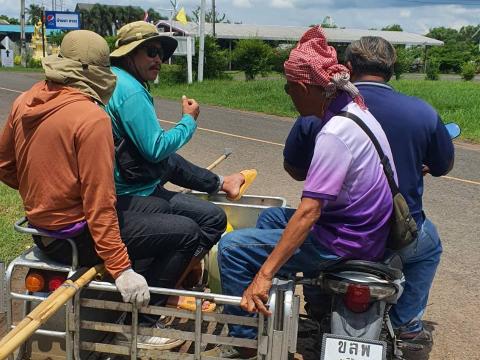 ลงพื้นที่สำรวจตัดแต่งกิ่งไม้ที่กีดขวางทางจราจร