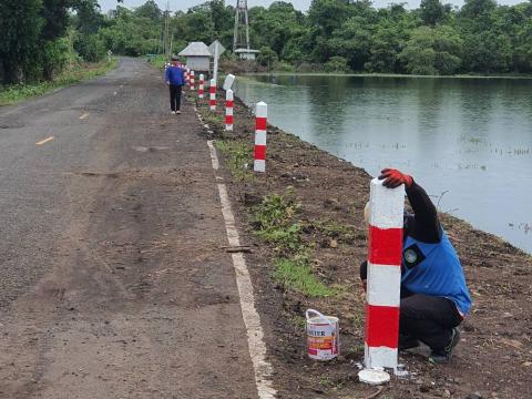 ติดตั้งเสาหลักลาย ริมอ่างเก็บน้ำคลองโพธิ์