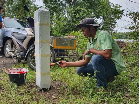 ติดตั้งเสาหลักลาย ริมอ่างเก็บน้ำคลองโพธิ์