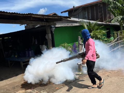 พ่นหมอกควันกำจัดยุงลาย พาหะนำโรคไข้เลือดออก