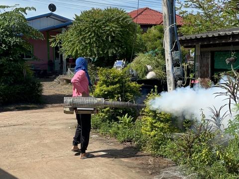 พ่นหมอกควันกำจัดยุงลาย พาหะนำโรคไข้เลือดออก