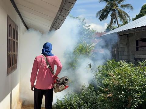 พ่นหมอกควันกำจัดยุงลาย พาหะนำโรคไข้เลือดออก