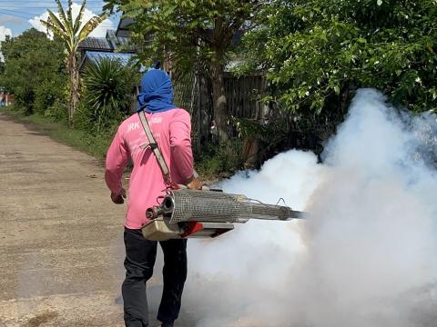 พ่นหมอกควันกำจัดยุงลาย พาหะนำโรคไข้เลือดออก