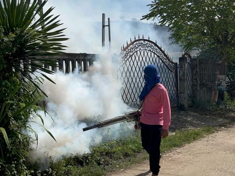 พ่นหมอกควันกำจัดยุงลาย พาหะนำโรคไข้เลือดออก