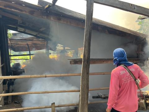 พ่นหมอกควันกำจัดยุงลาย พาหะนำโรคไข้เลือดออก