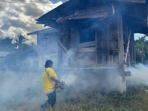 พ่นหมอกควันกำจัดยุงลาย พาหะนำโรคไข้เลือดออก