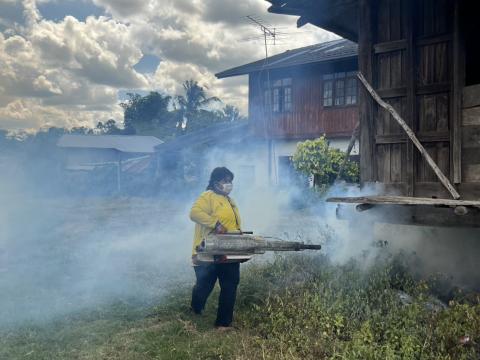 พ่นหมอกควันกำจัดยุงลาย พาหะนำโรคไข้เลือดออก