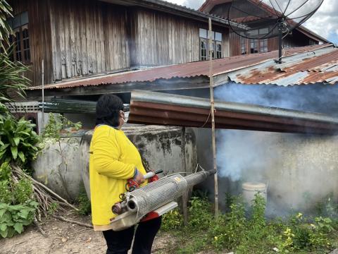 พ่นหมอกควันกำจัดยุงลาย พาหะนำโรคไข้เลือดออก