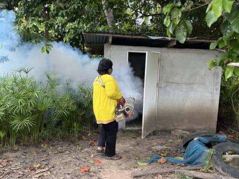 พ่นหมอกควันกำจัดยุงลาย พาหะนำโรคไข้เลือดออก