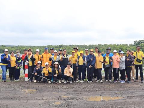 ร่วมกิจกรรมปลูกหญ้าแฝก บริเวณอ่างเก็บน้ำคลองโพธิ์