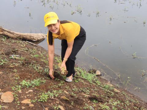 ร่วมกิจกรรมปลูกหญ้าแฝก บริเวณอ่างเก็บน้ำคลองโพธิ์