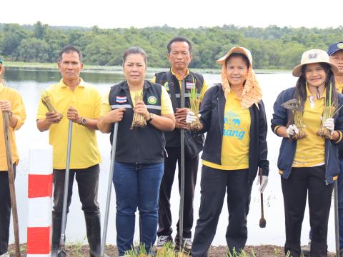 ร่วมกิจกรรมปลูกหญ้าแฝก บริเวณอ่างเก็บน้ำคลองโพธิ์