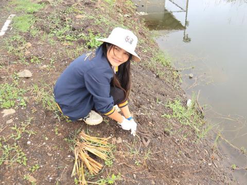 ร่วมกิจกรรมปลูกหญ้าแฝก บริเวณอ่างเก็บน้ำคลองโพธิ์