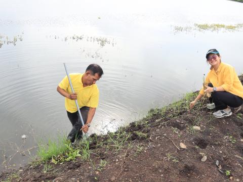 ร่วมกิจกรรมปลูกหญ้าแฝก บริเวณอ่างเก็บน้ำคลองโพธิ์