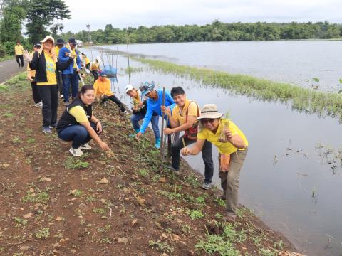 ร่วมกิจกรรมปลูกหญ้าแฝก บริเวณอ่างเก็บน้ำคลองโพธิ์