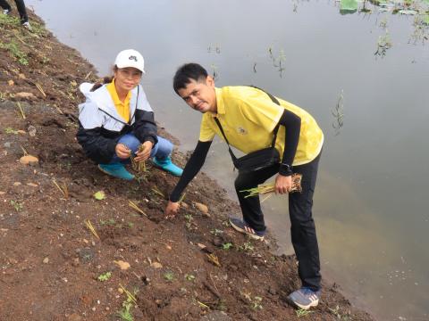 ร่วมกิจกรรมปลูกหญ้าแฝก บริเวณอ่างเก็บน้ำคลองโพธิ์