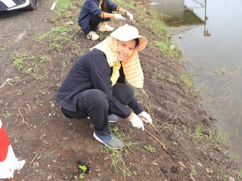 ร่วมกิจกรรมปลูกหญ้าแฝก บริเวณอ่างเก็บน้ำคลองโพธิ์