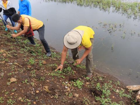 ร่วมกิจกรรมปลูกหญ้าแฝก บริเวณอ่างเก็บน้ำคลองโพธิ์