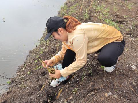 ร่วมกิจกรรมปลูกหญ้าแฝก บริเวณอ่างเก็บน้ำคลองโพธิ์