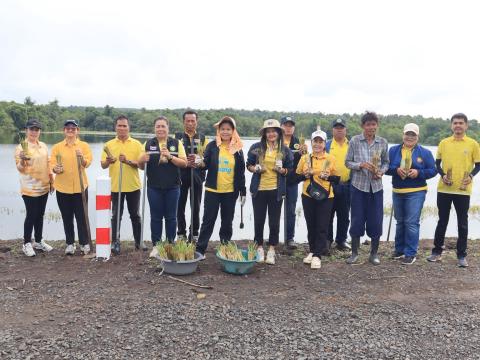 ร่วมกิจกรรมปลูกหญ้าแฝก บริเวณอ่างเก็บน้ำคลองโพธิ์