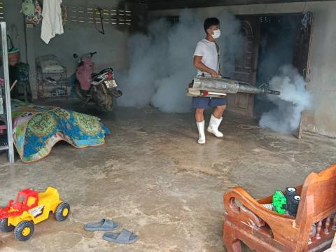 พ่นหมอกควันกำจัดยุงลาย พาหะนำโรคไข้เลือดออก