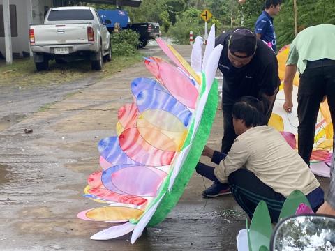 ตกแต่งสถานที่และเวทีเตรียมความพร้อมงานประเพณีลอยกระทงประจำปี 2568