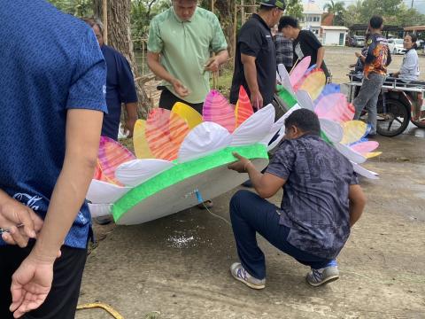 ตกแต่งสถานที่และเวทีเตรียมความพร้อมงานประเพณีลอยกระทงประจำปี 2568