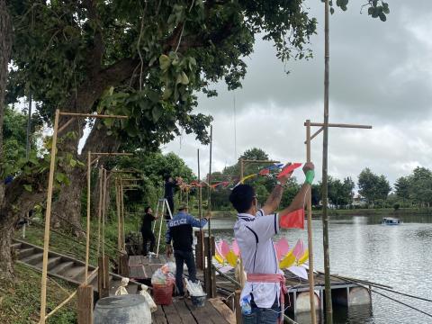 ตกแต่งสถานที่และเวทีเตรียมความพร้อมงานประเพณีลอยกระทงประจำปี 2568