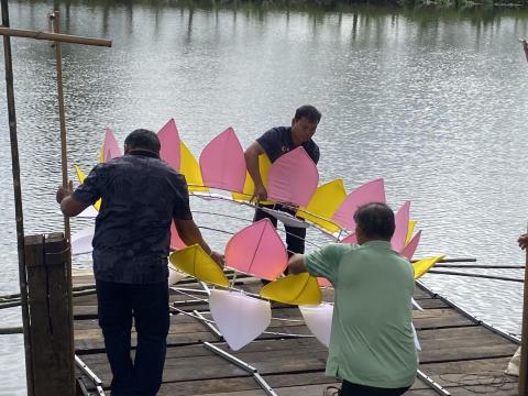 ตกแต่งสถานที่และเวทีเตรียมความพร้อมงานประเพณีลอยกระทงประจำปี 2568