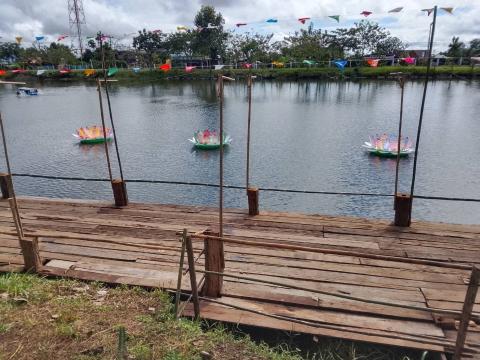 ตกแต่งสถานที่และเวทีเตรียมความพร้อมงานประเพณีลอยกระทงประจำปี 2568